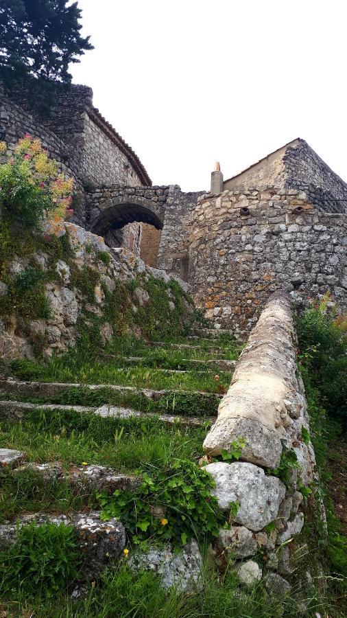 La Garde Adhemar, L'Escalier Medieval Exterior photo